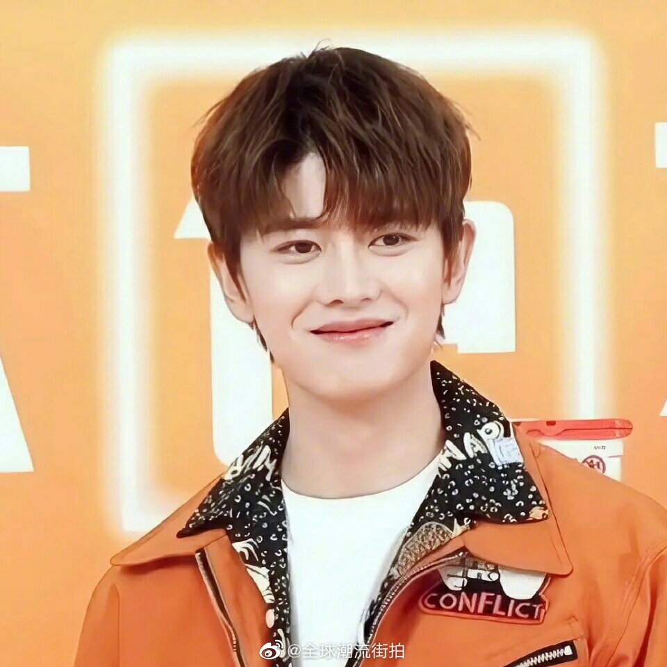 任嘉伦今日品牌直播活动.久违的括弧笑,小橙子今天太甜了