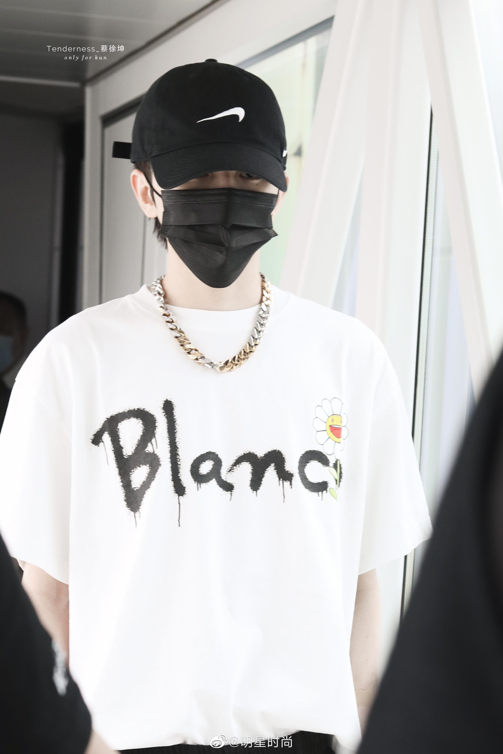蔡徐坤最新机场私服,白色短袖t恤搭配迷彩裤阳光帅气