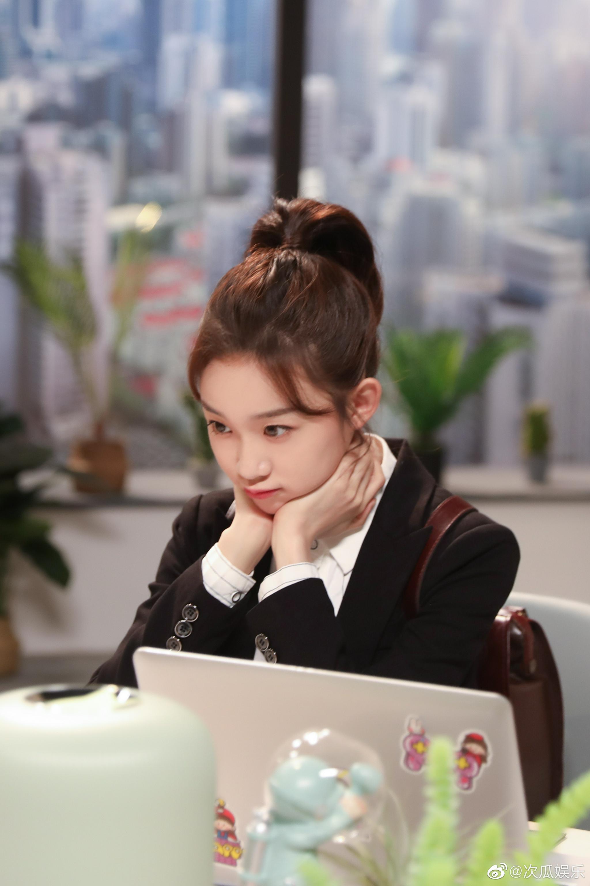 李子璇在《姐妹俱乐部》中,高马尾辫搭配干练职业装,超元气!