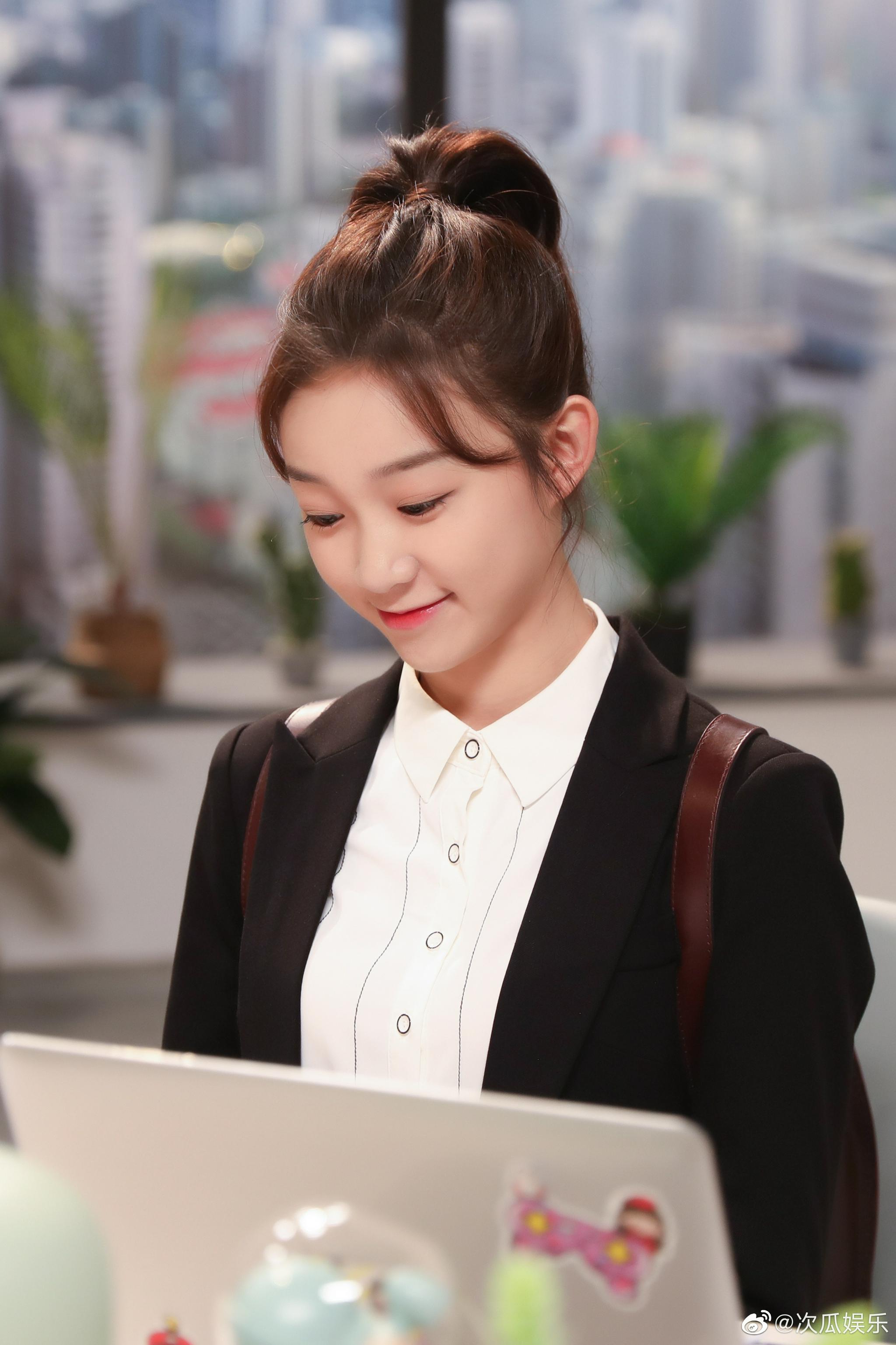 李子璇在《姐妹俱乐部》中,高马尾辫搭配干练职业装,超元气!