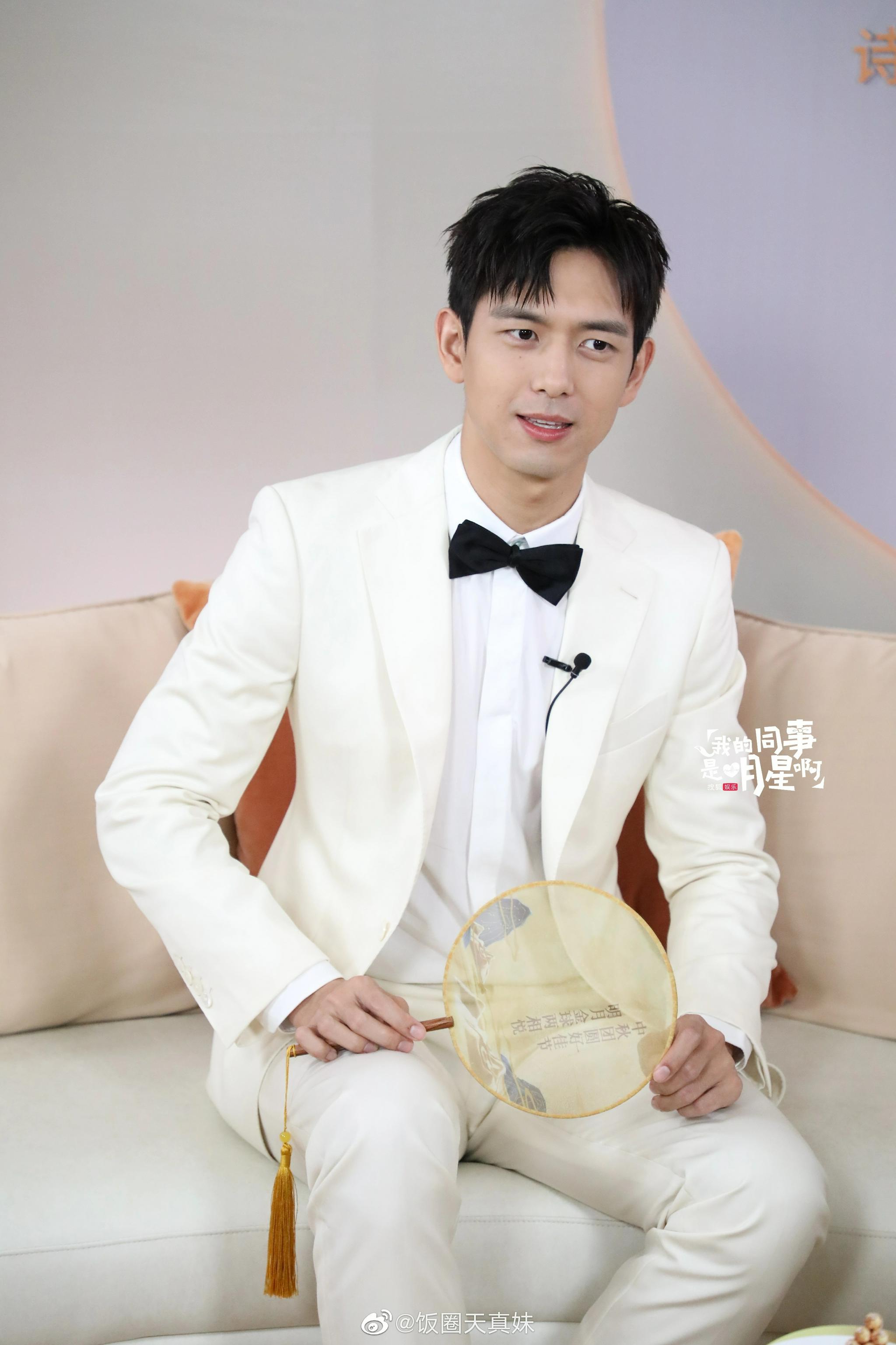 李现白色西装直播,今天在直播里说自己学会做饭了……_高清图集_新浪