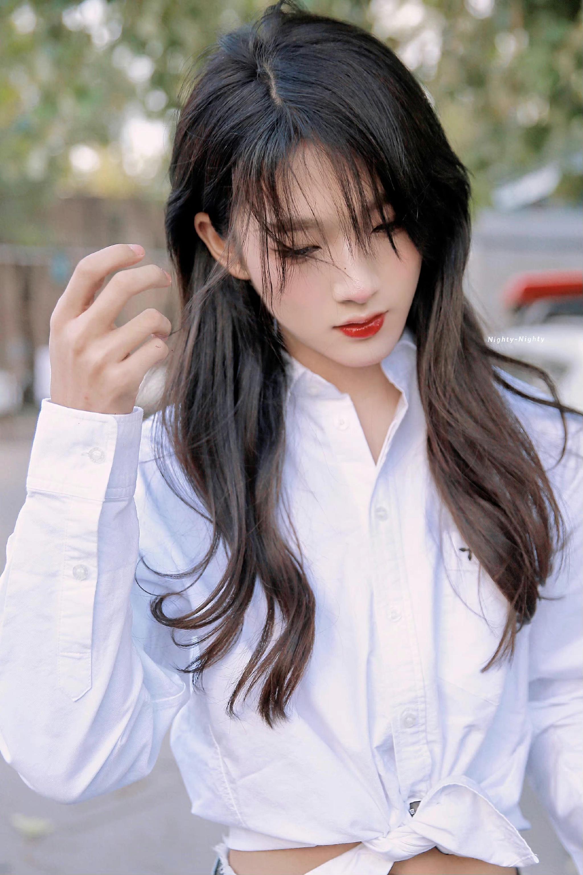 胡烨韬长发美人打扮你还认得出他来吗