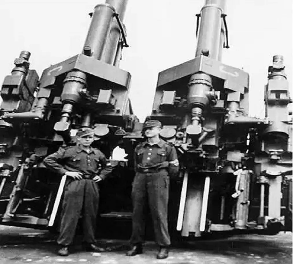 在二战时期,德国发明了威力强大的flak 40型128毫米重型高射炮