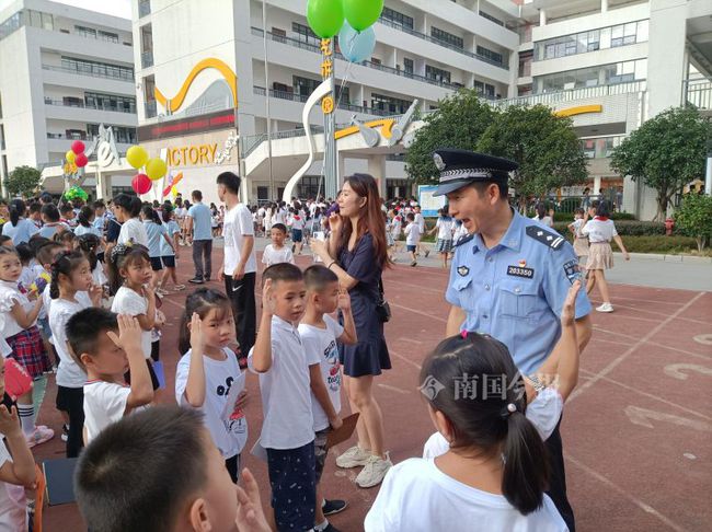 柳州市胜利小学"开学第一课",警察叔叔做讲师