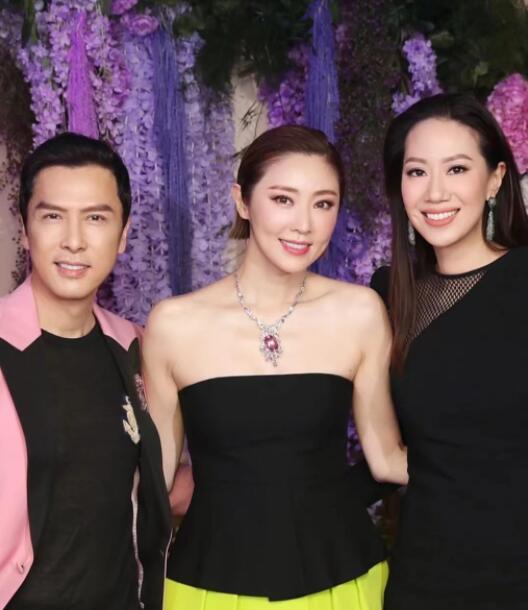 感情方面,张玉珊与向华胜于2006年分手后,至今感情未有着落仍单身.