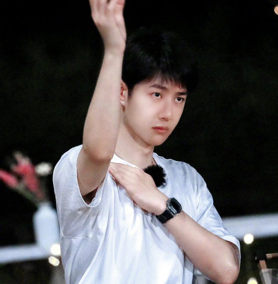 王一博这就是街舞露营饭拍来啦～ 吃东西的时候也太可爱了吧!
