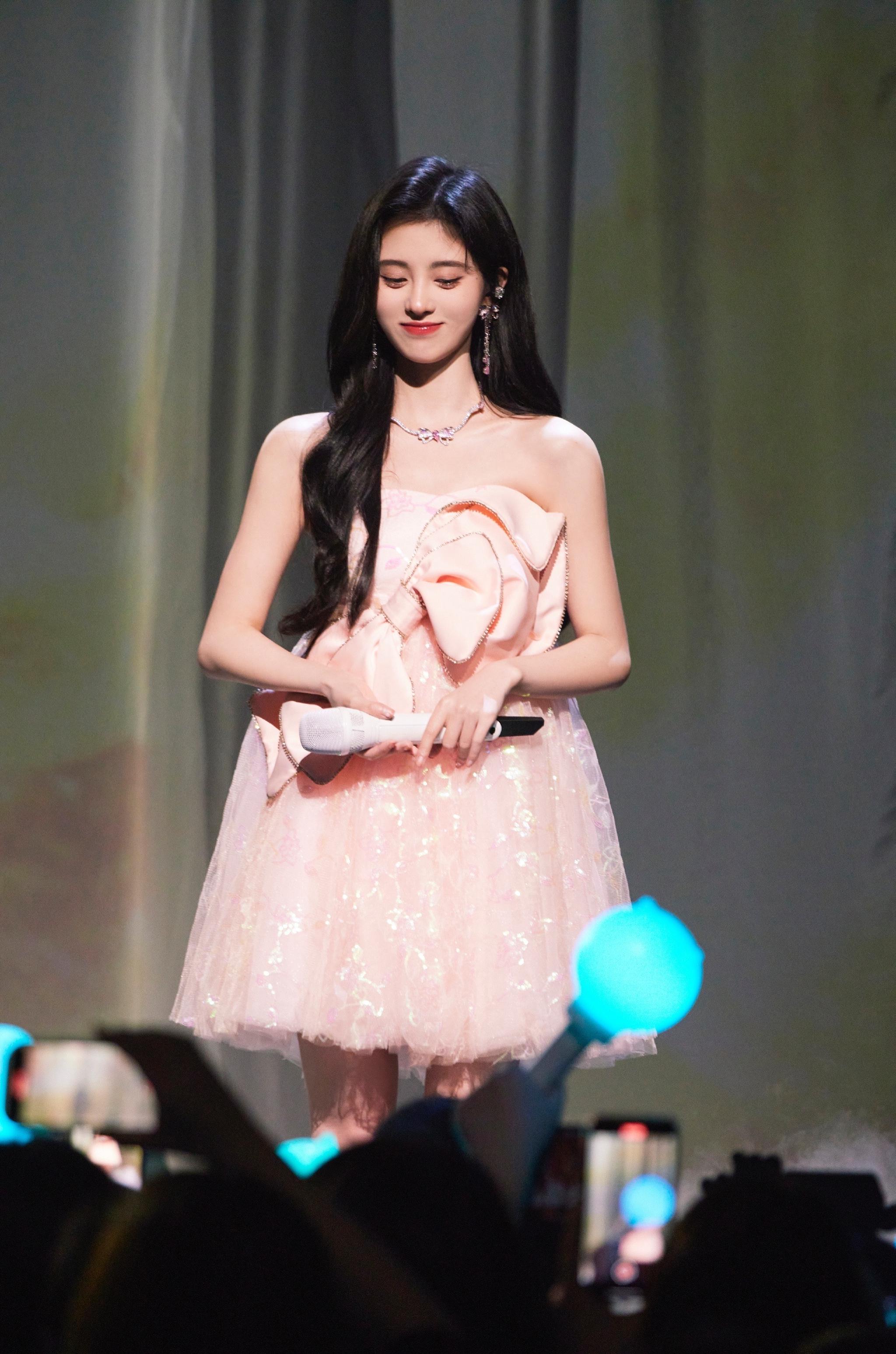 鞠婧祎舞台图来啦腊八快乐