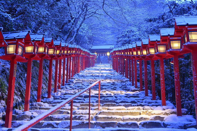 雪中的京都贵船神社神社的大红配上纯白的雪美得
