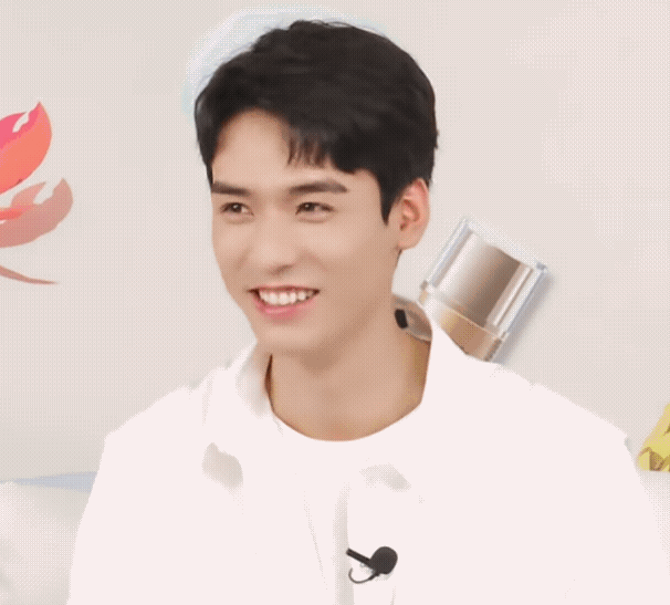 龚俊今天直播生图,笑起来温暖又明朗,状态真好呀!