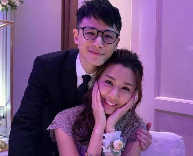 陈诗欣晒未婚夫送的聘礼10只大金镯超级抢镜估计价值20万左右