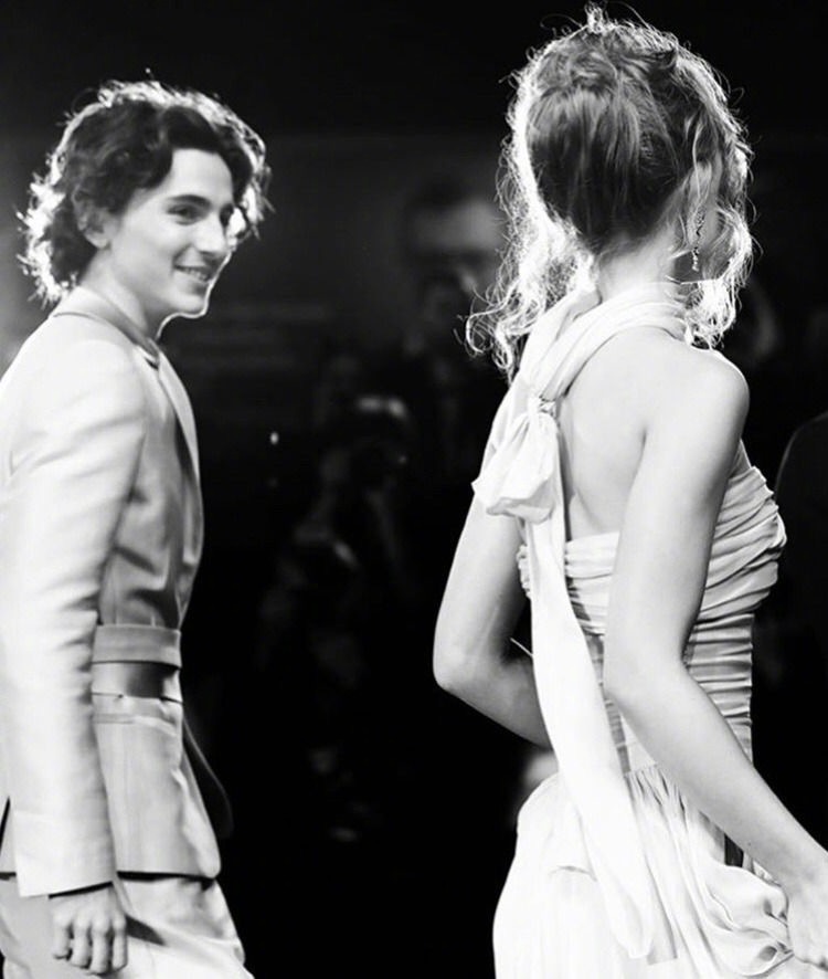 据外媒报道:甜茶timothee chalamet和lily-rose depp已分手