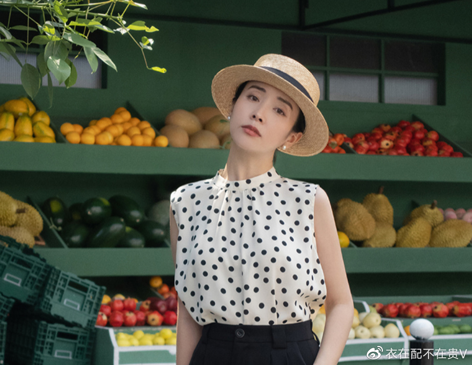 “衬衫”下面穿什么更好看？建议搭配“3种下装”，优雅有气质感休闲区蓝鸢梦想 - Www.slyday.coM