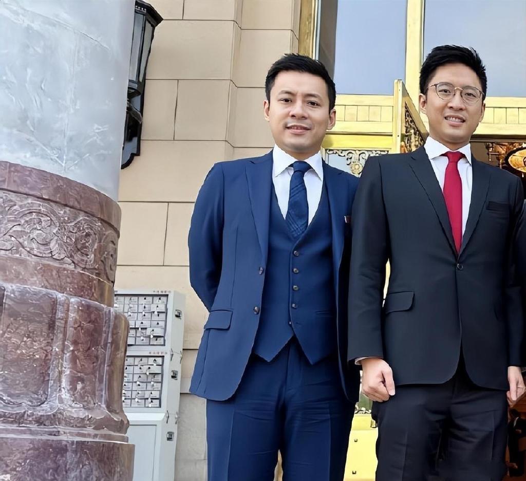 霍震霆和三个儿子罕见同框,霍启仁穿得很豪气,霍启山最像朱玲玲__财经头条
