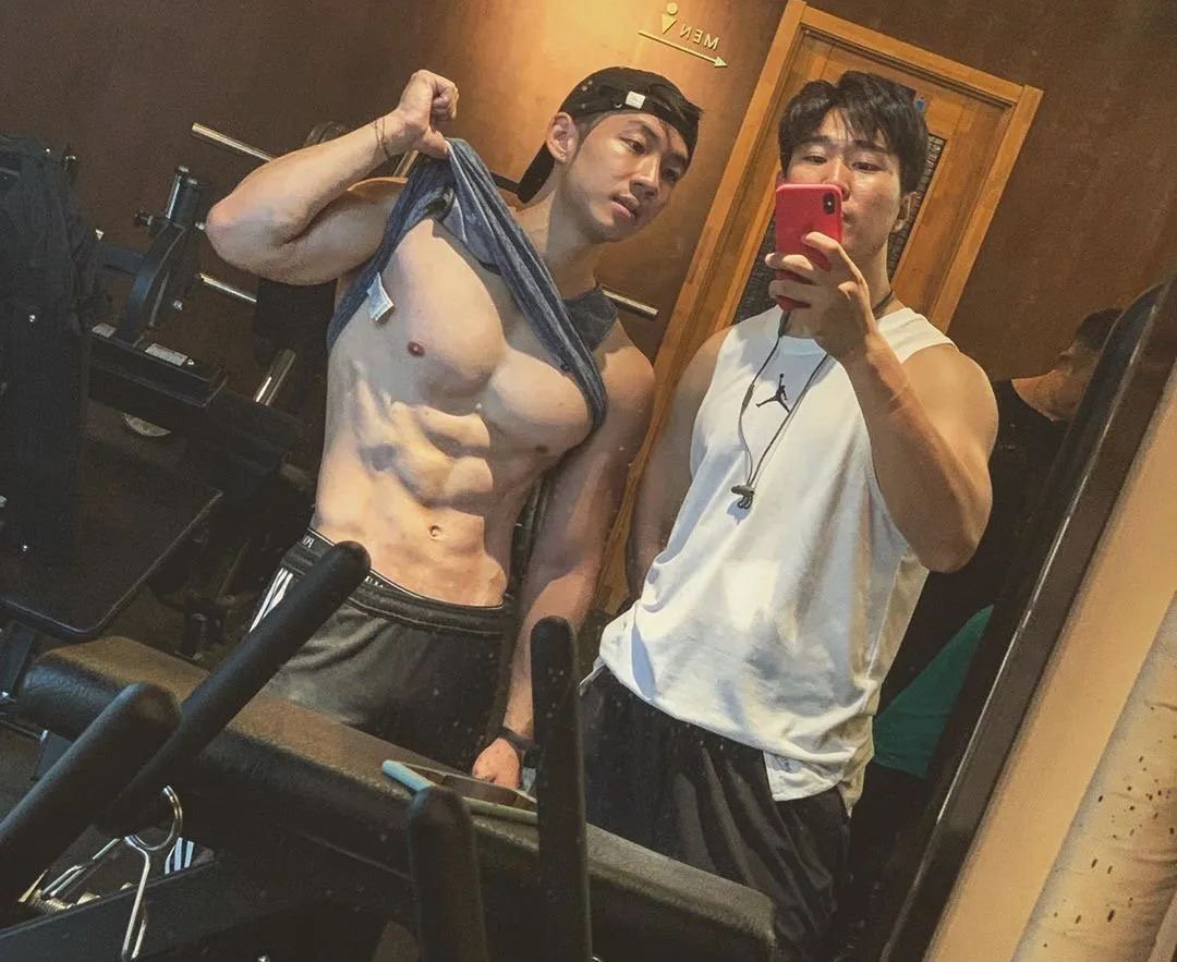 笑起来憨憨的黝黑肌肉小哥麒麟臂真的够粗是一名演员sexiezpix Web Porn