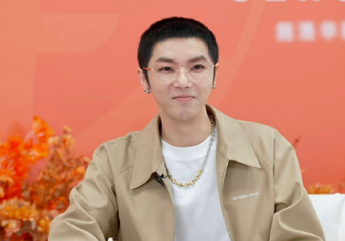 来评价一下华晨宇的寸头造型