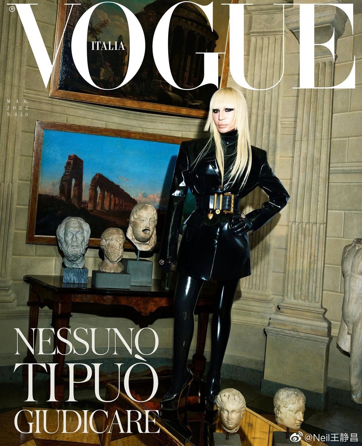 设计师donatella versace 登上意大利版《vogue》3月刊封面……_高清