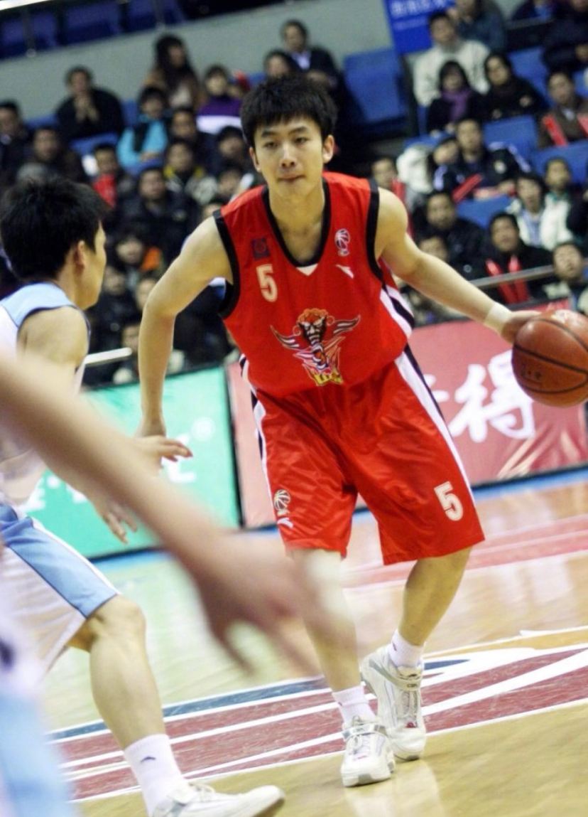 来看看曾经的山东男篮队长睢冉@睢冉v5 年轻时候的照片