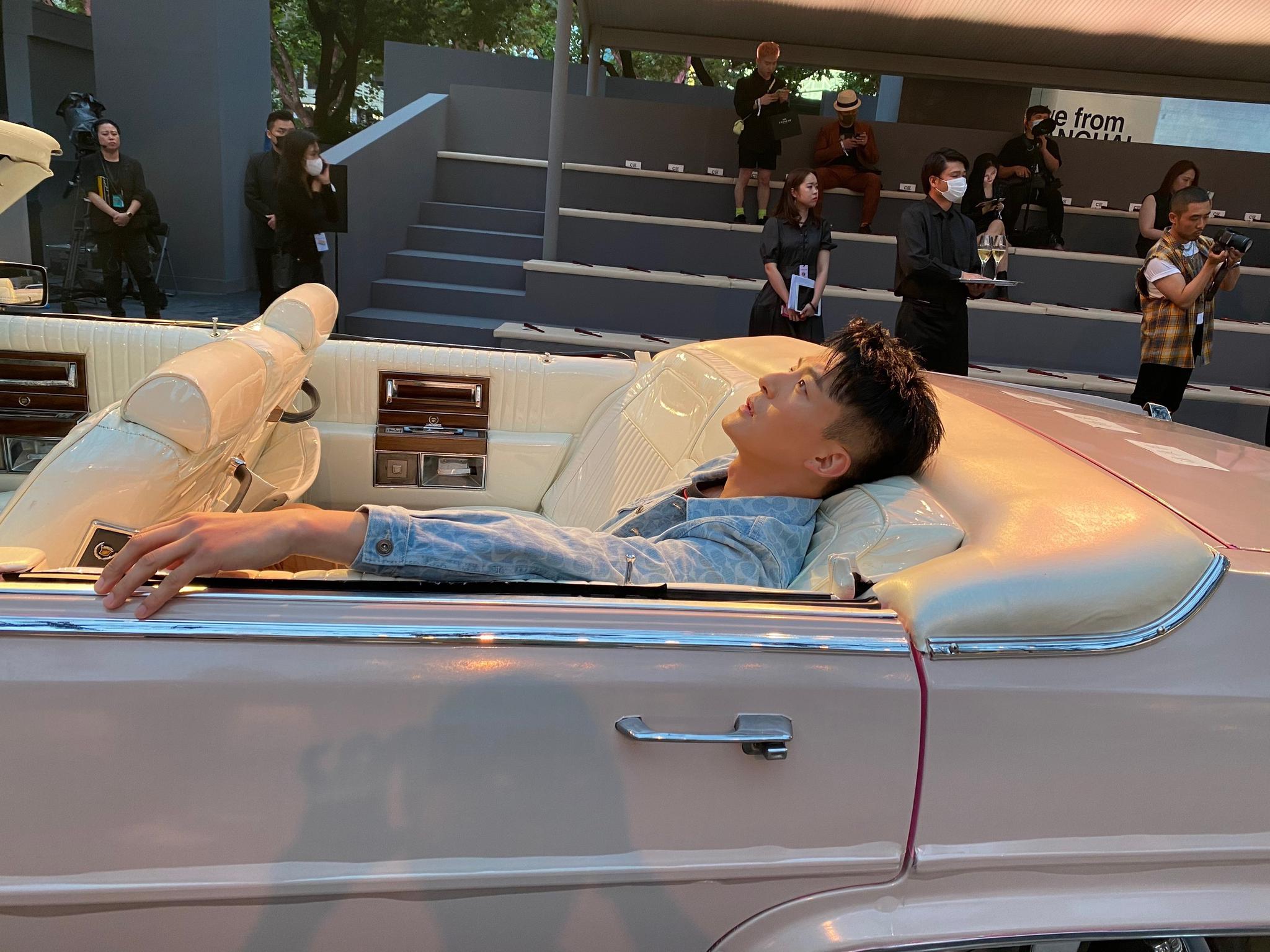 帅哥与跑车搭配真的yyds!_高清图集_新浪网