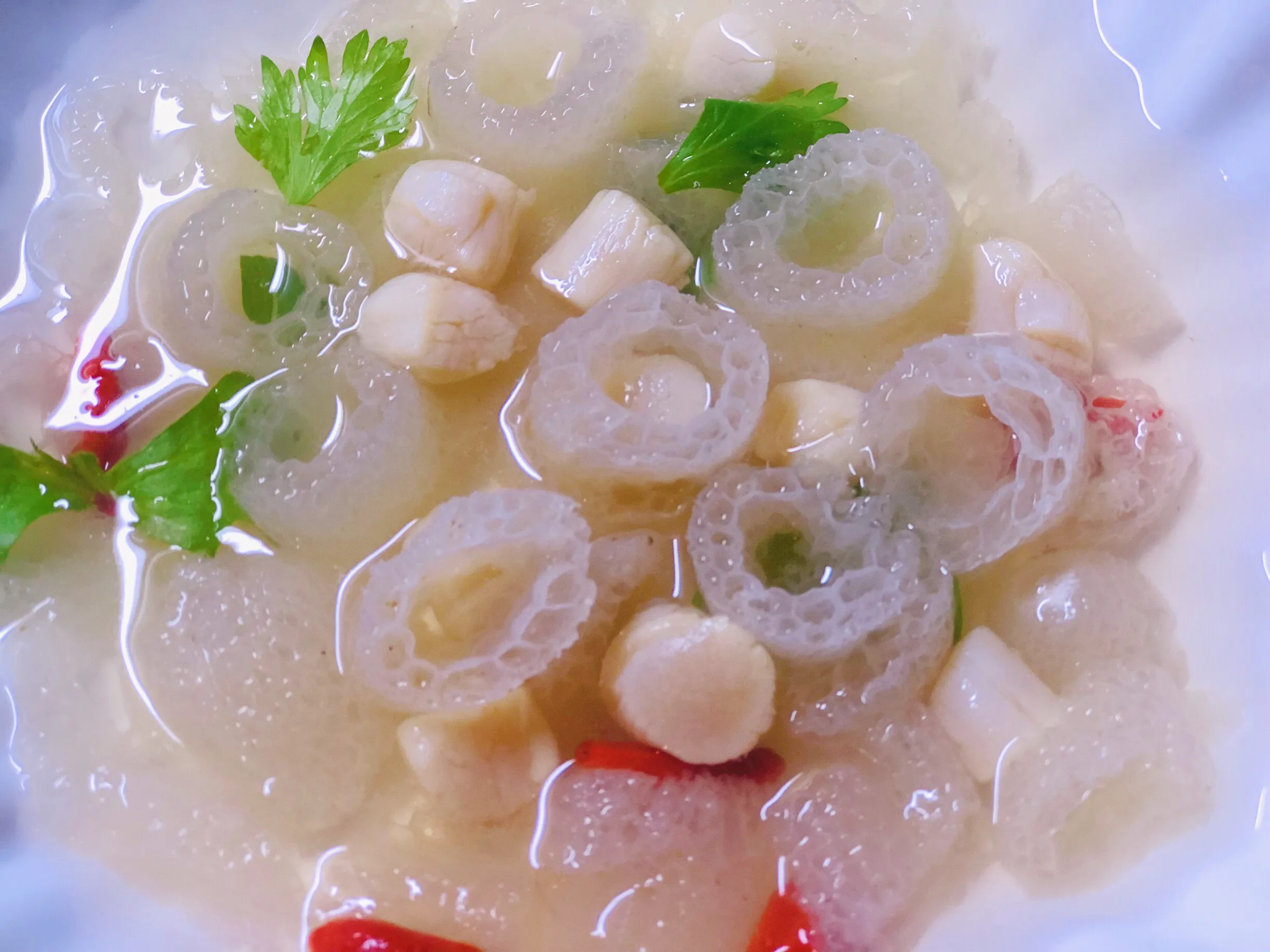 干贝竹荪汤粤菜中的著名汤品简单一炖便可成就极致鲜味