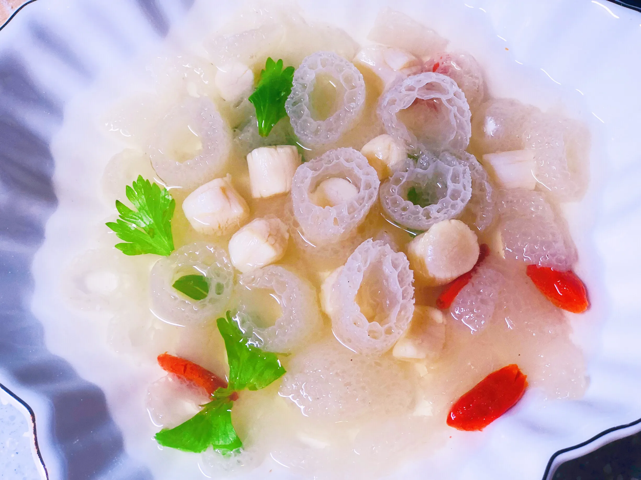 干贝竹荪汤粤菜中的著名汤品简单一炖便可成就极致鲜味