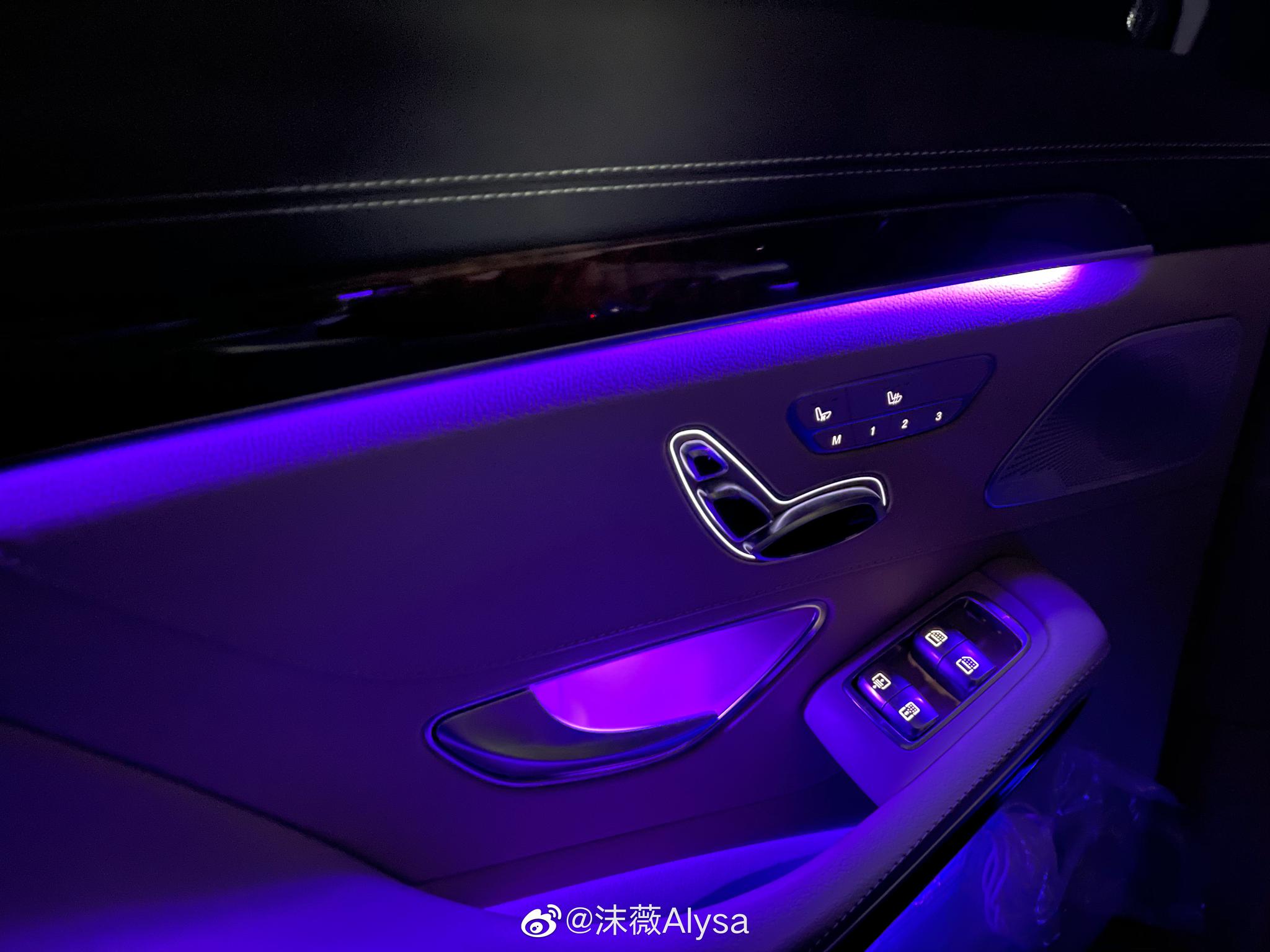粉的信仰大概就源于这炒鸡好看的氛围灯白内饰加上蓝紫色的氛围灯