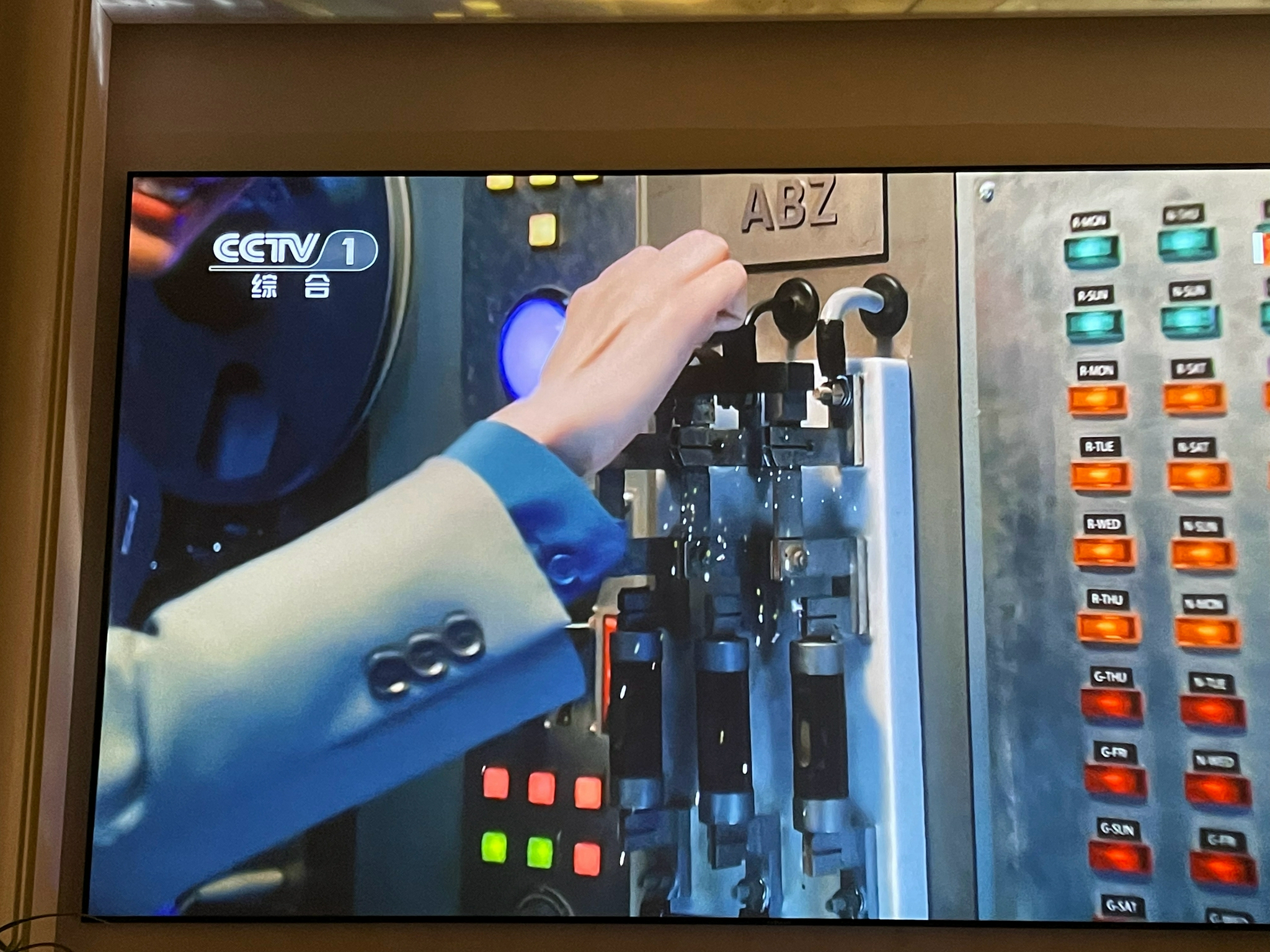 屏幕突然一黑,我以为她把我家的电闸拉了