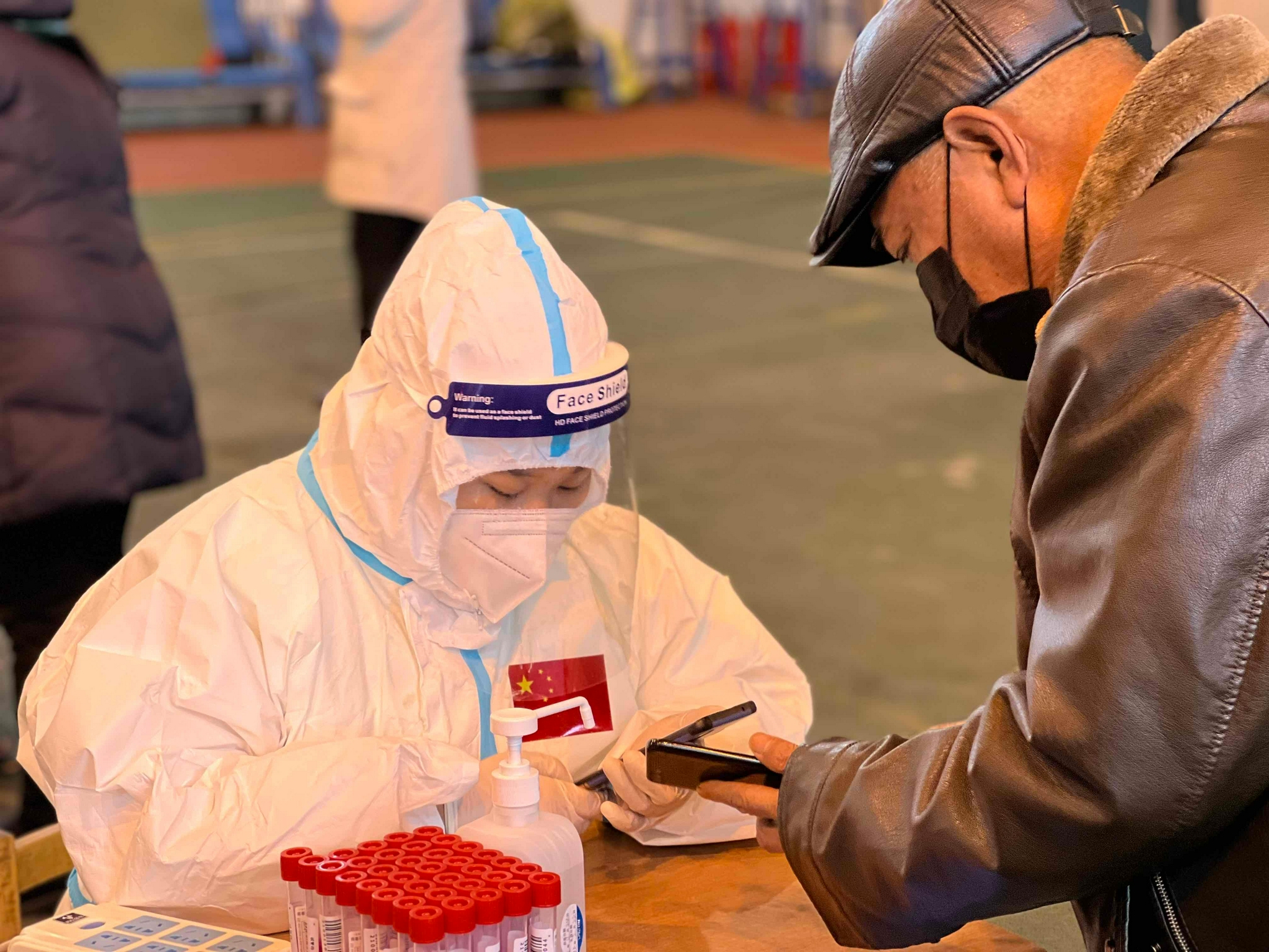 00后志愿者主动报名全程参与十轮核酸检测志愿服务