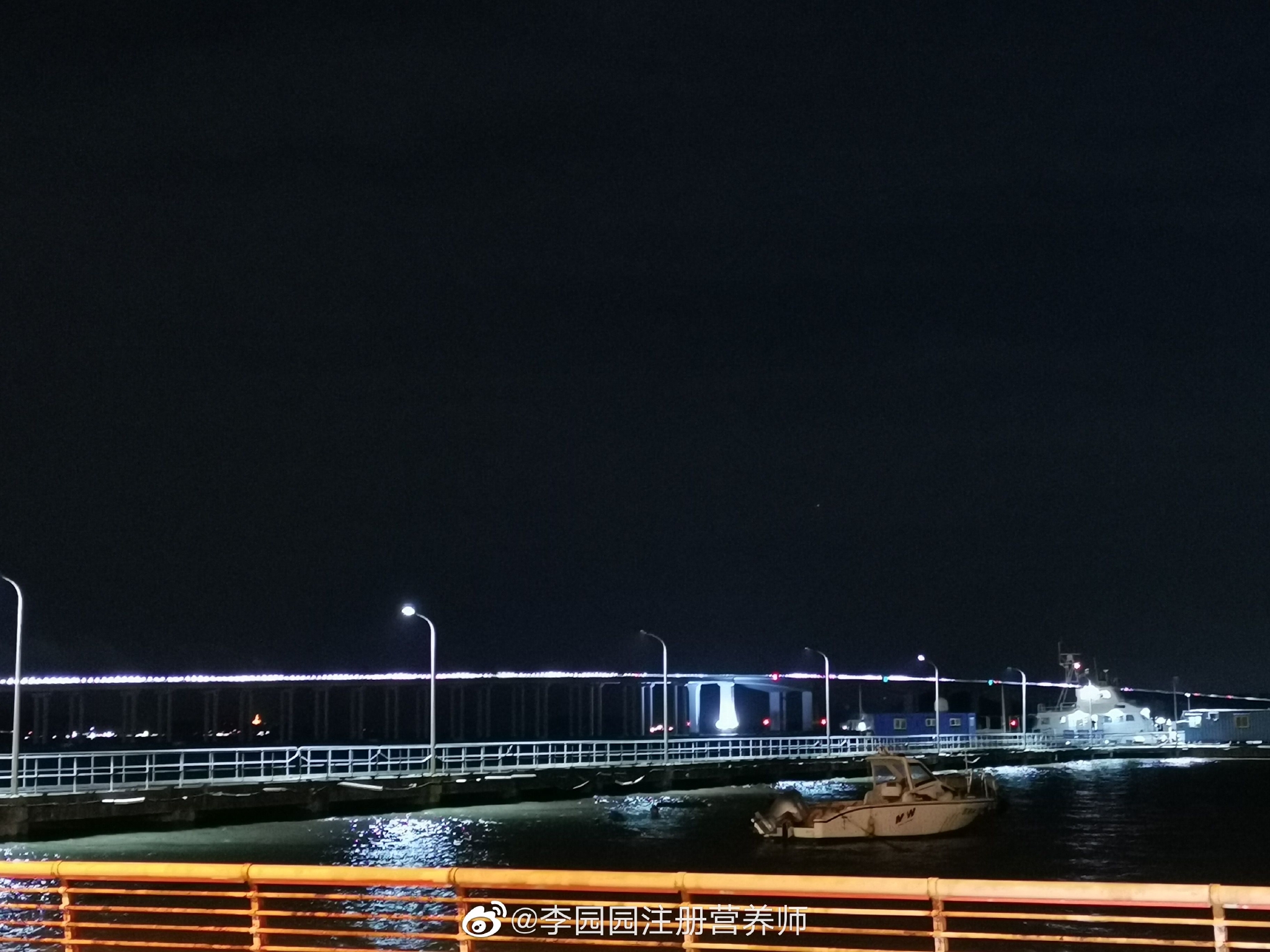 晚上的海边确实舒服,海风吹拂着,很湿润很凉爽……__财经头条