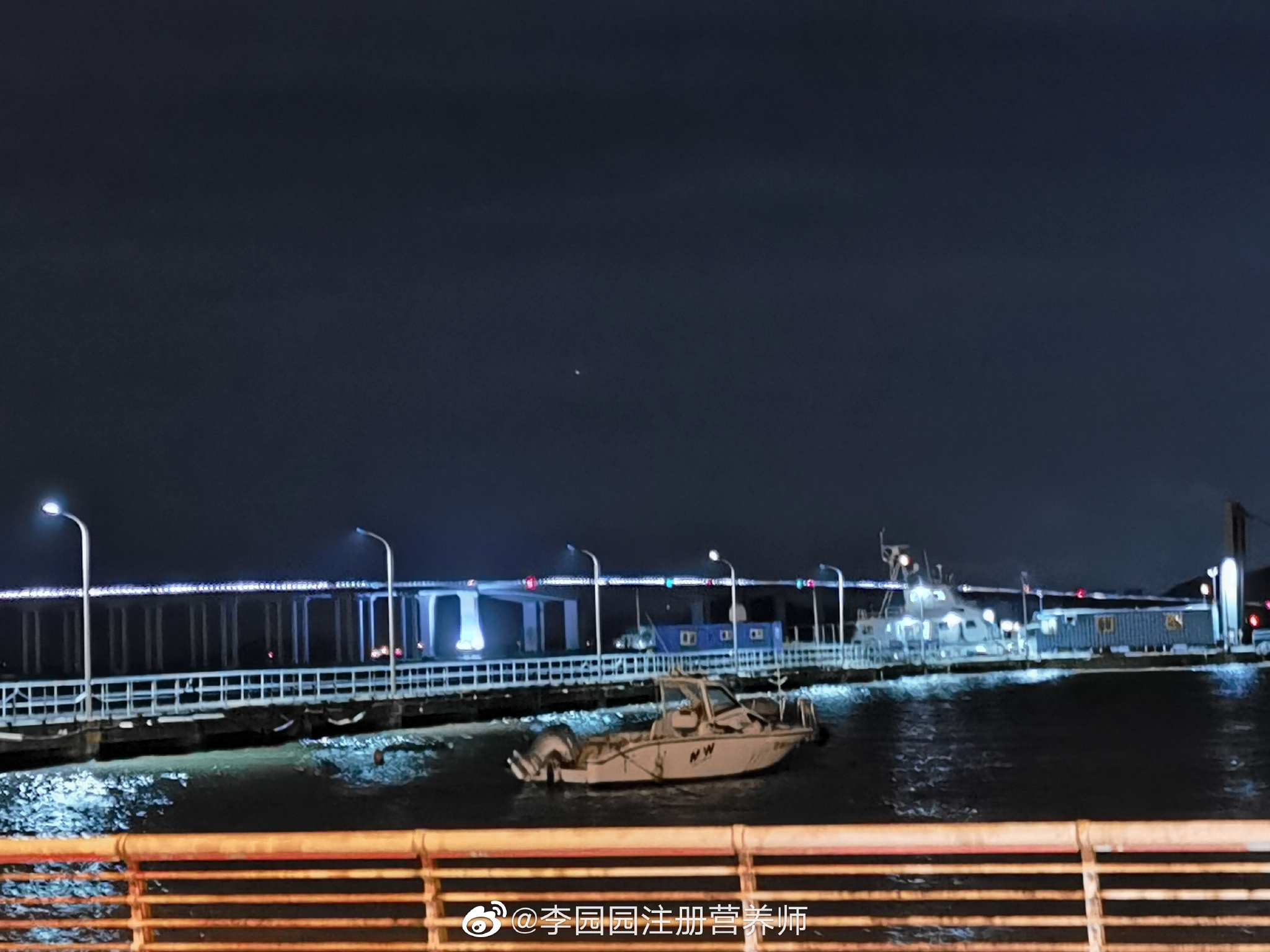 晚上的海边确实舒服，海风吹拂着，很湿润很凉爽……__财经头条