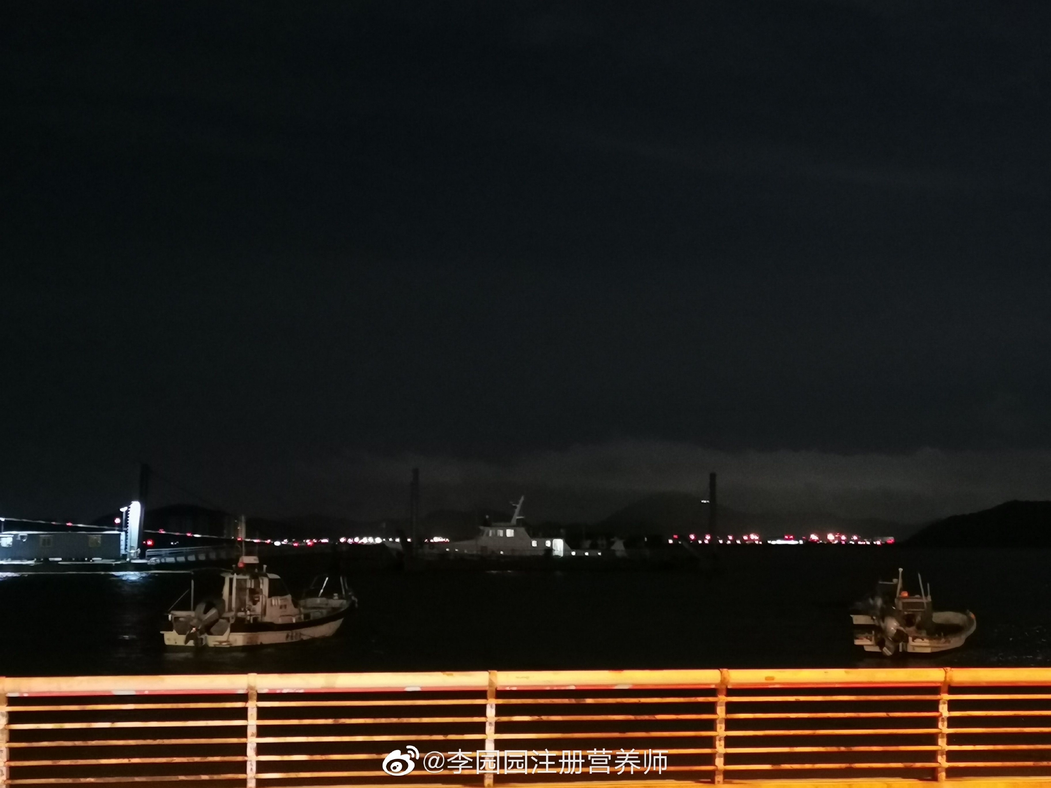 晚上的海边确实舒服,海风吹拂着,很湿润很凉爽……__财经头条