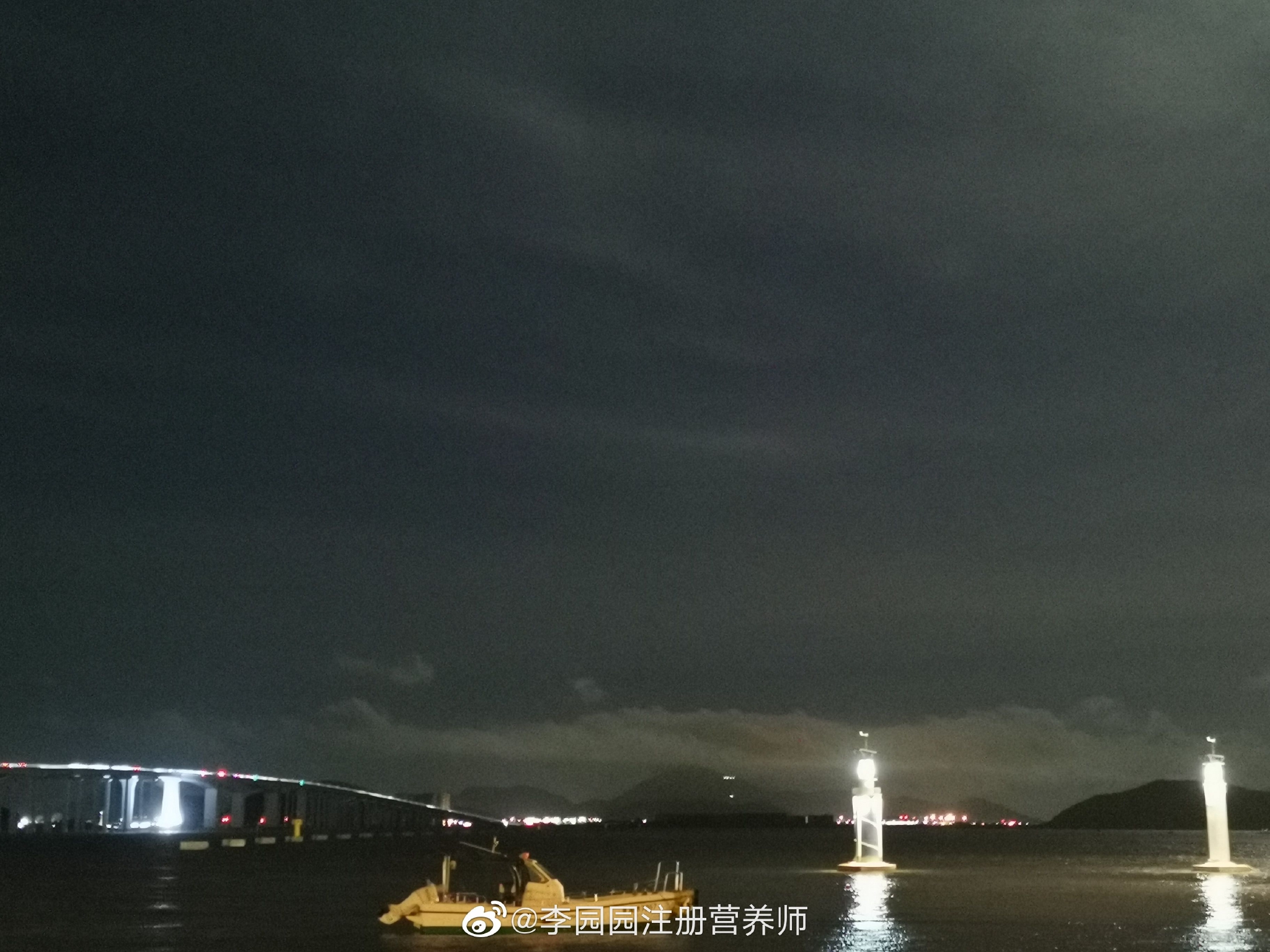 晚上的海边确实舒服,海风吹拂着,很湿润很凉爽……__财经头条