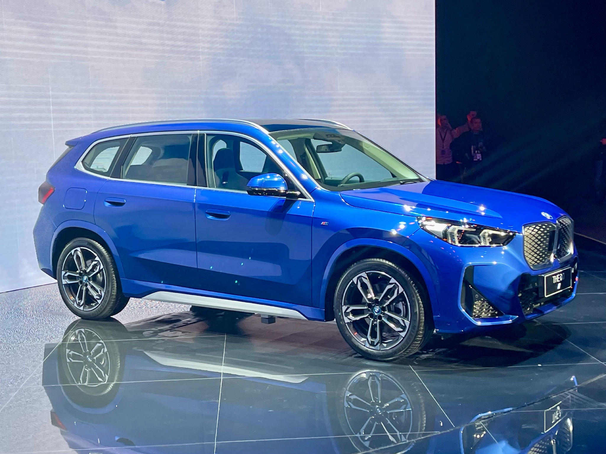 压轴的华晨宝马ix1亮相了加长是一定的看侧窗就知道了