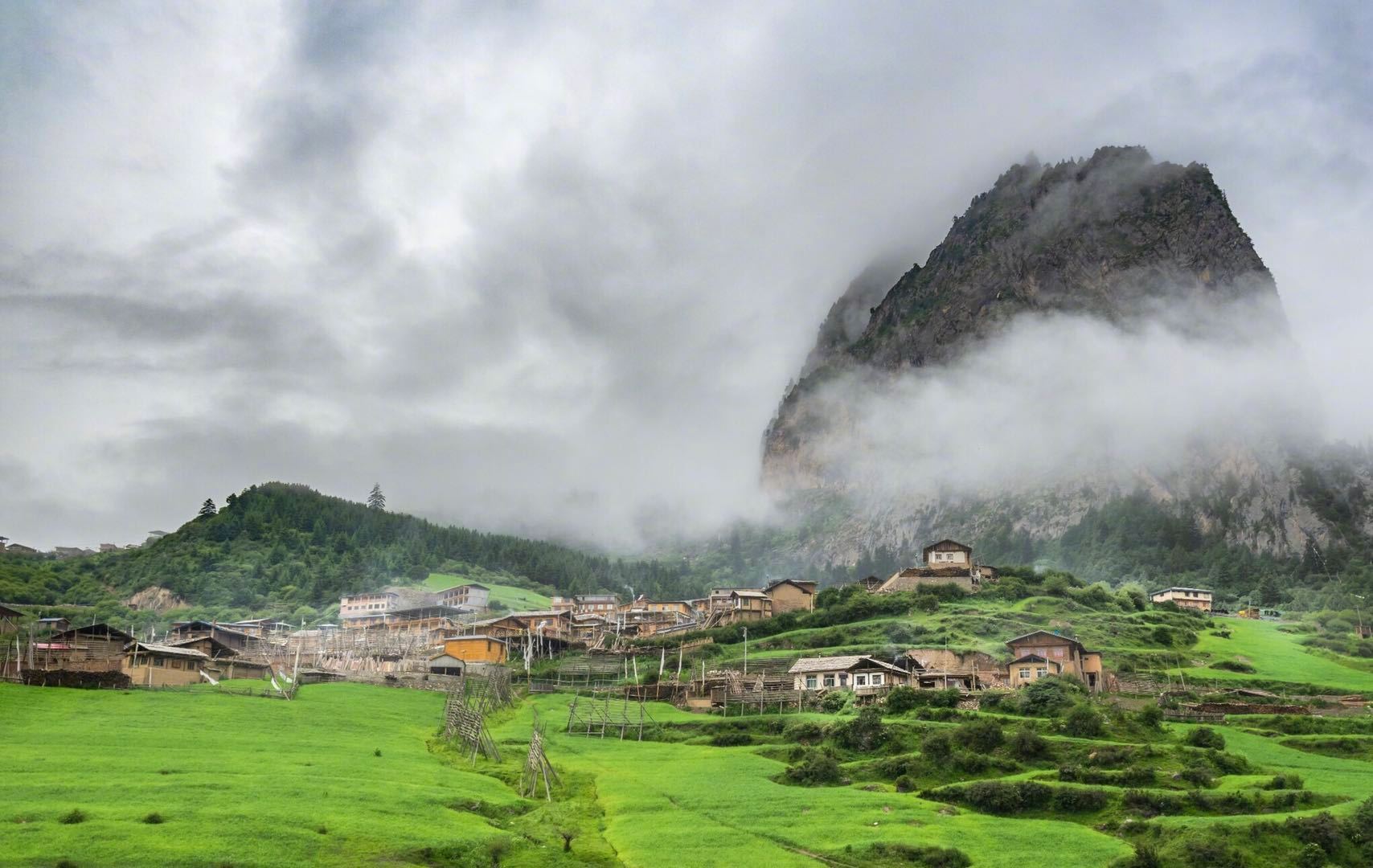 扎尕那是藏语意为石匣子是一座完整的天然石城