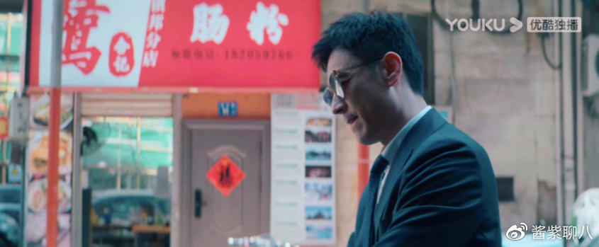 演戏有张力多重要,李光洁一个站姿将氛围感拉满,戏外转头变吃播休闲区蓝鸢梦想 - Www.slyday.coM 演戏有张力多重要,李光洁一个站姿将氛围感拉满,戏外转头变吃播休闲区蓝鸢梦想 - Www.slyday.coM