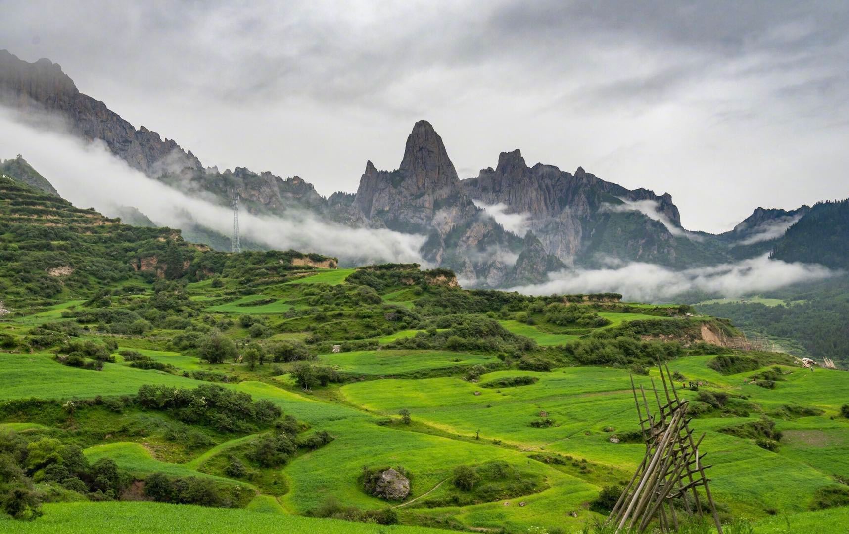 扎尕那是藏语意为石匣子是一座完整的天然石城