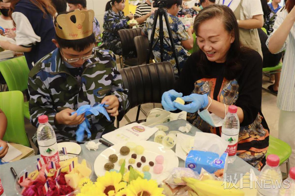 生日恰逢中秋，这所高校为新生举办集体生日会休闲区蓝鸢梦想 - Www.slyday.coM