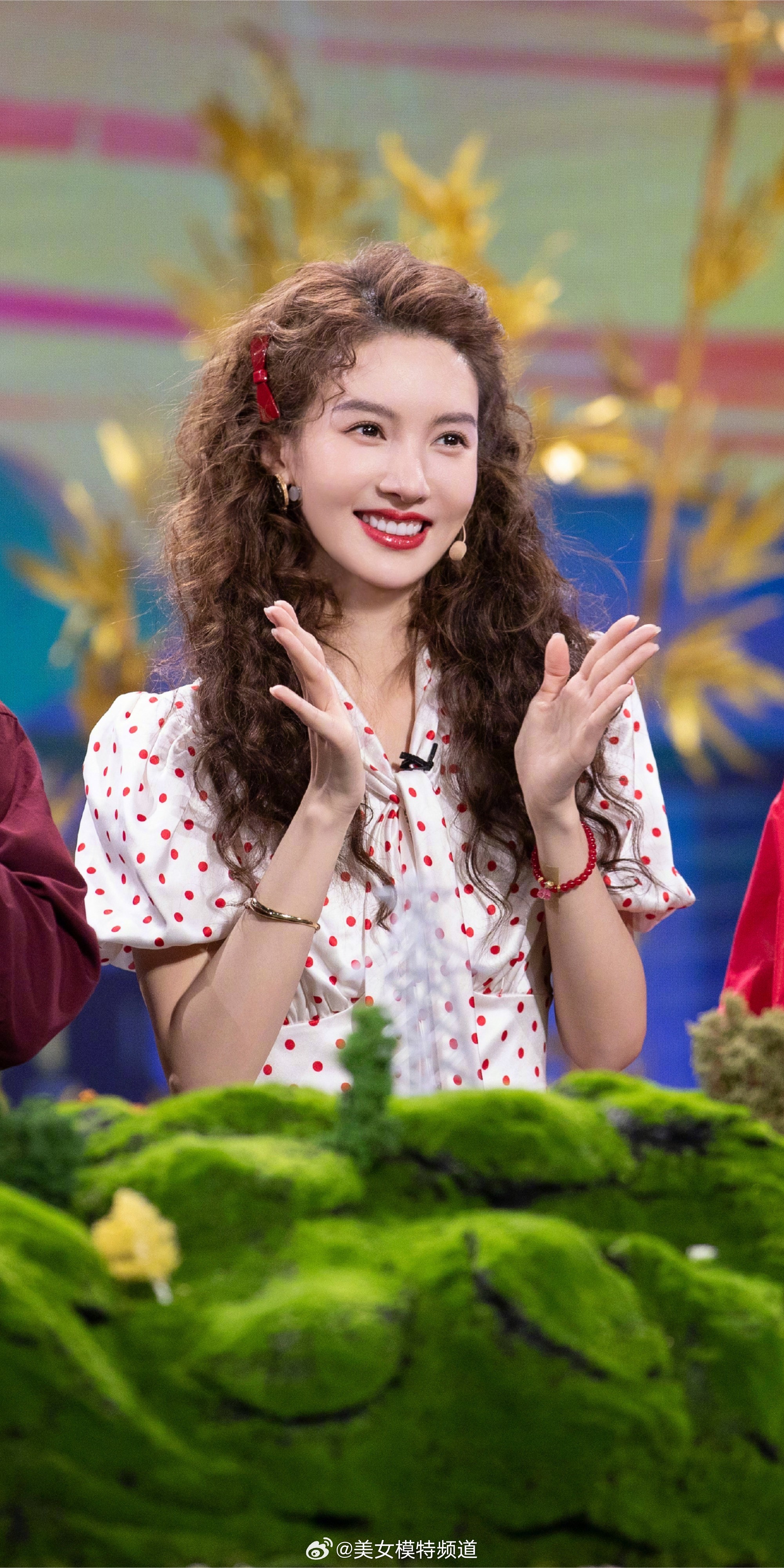 金晨的羊毛卷造型好甜好美