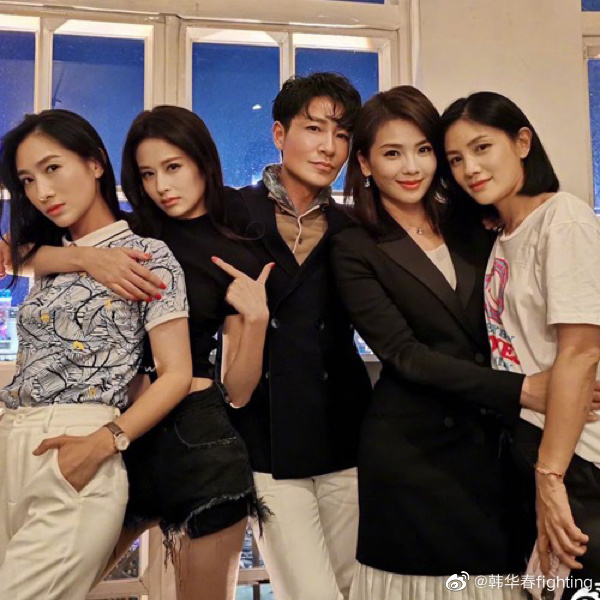 刘涛与颖儿,胡可,新剧杀青晒合照,这状态太好了吧!_高清图集_新浪网