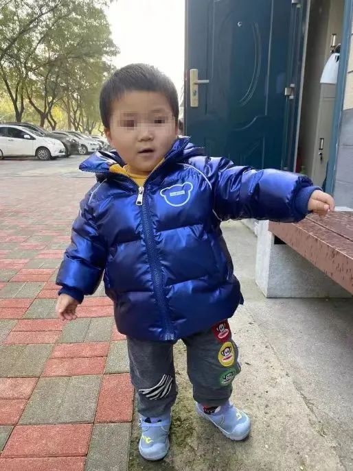 2岁男童走失无人认领引发关注，警方通报：男童父亲涉嫌遗弃罪被立案侦查休闲区蓝鸢梦想 - Www.slyday.coM