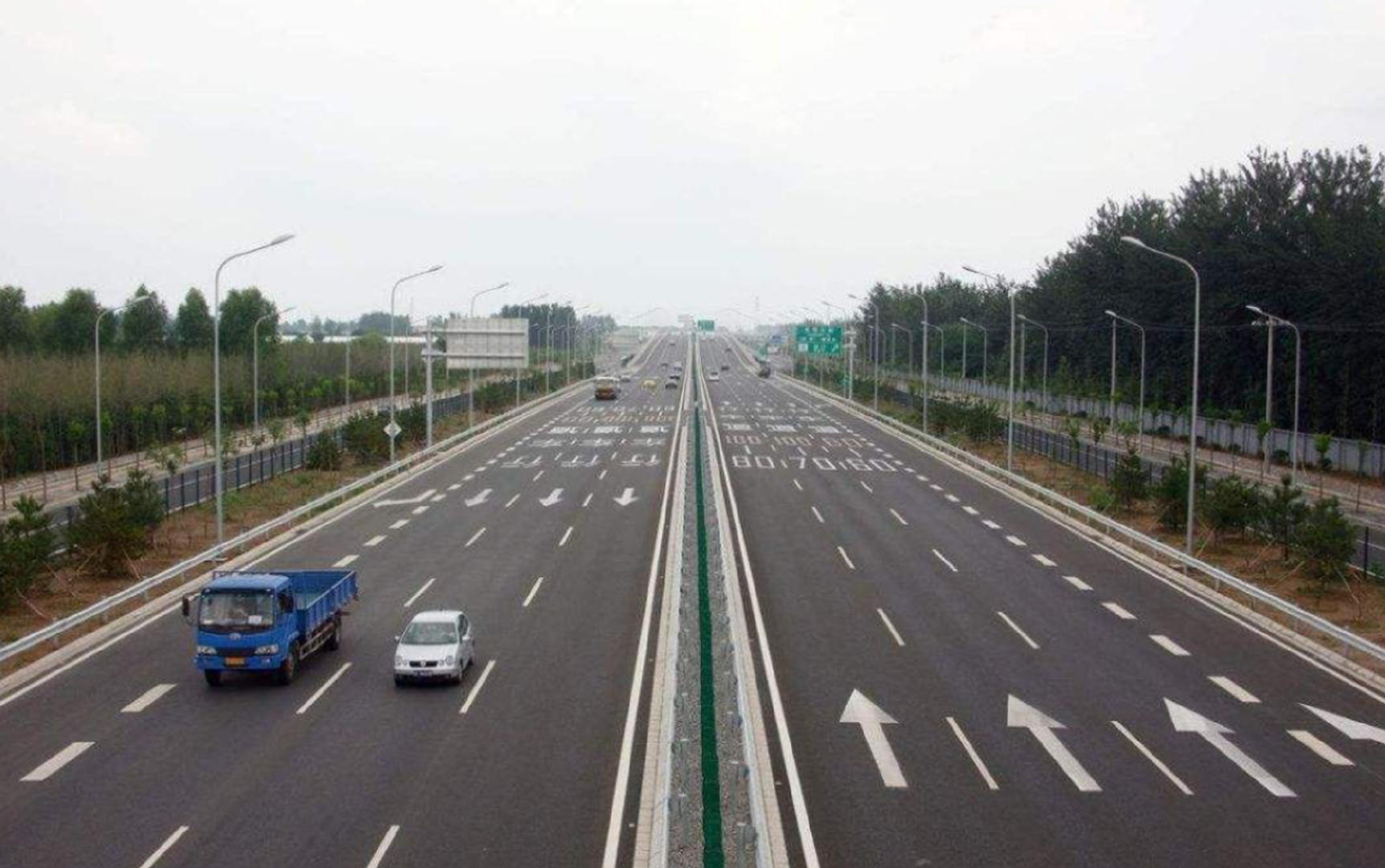 为啥最左侧的快车道反而车辆最少?老司机:被坑怕了,不敢走了