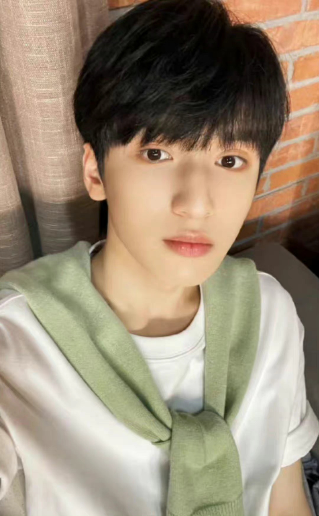 严浩翔严浩翔最新自拍来啦简单的白绿色也能穿的这么帅气