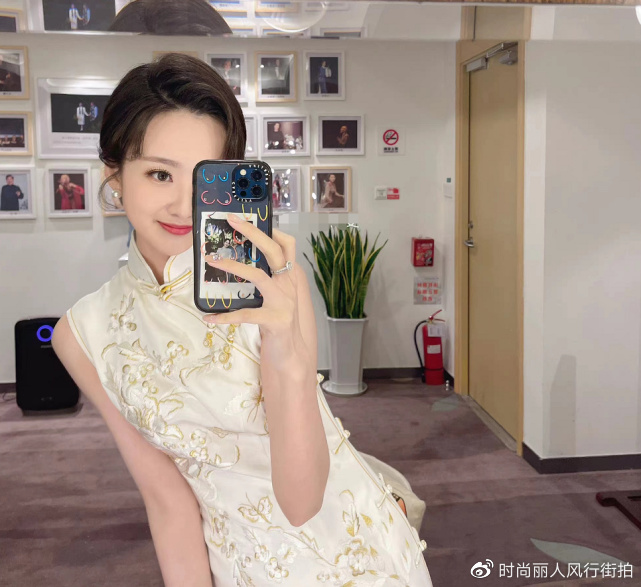 央视中秋晚会阵容官宣！新人美女主持靠颜值出圈，穿旗袍身材超好休闲区蓝鸢梦想 - Www.slyday.coM