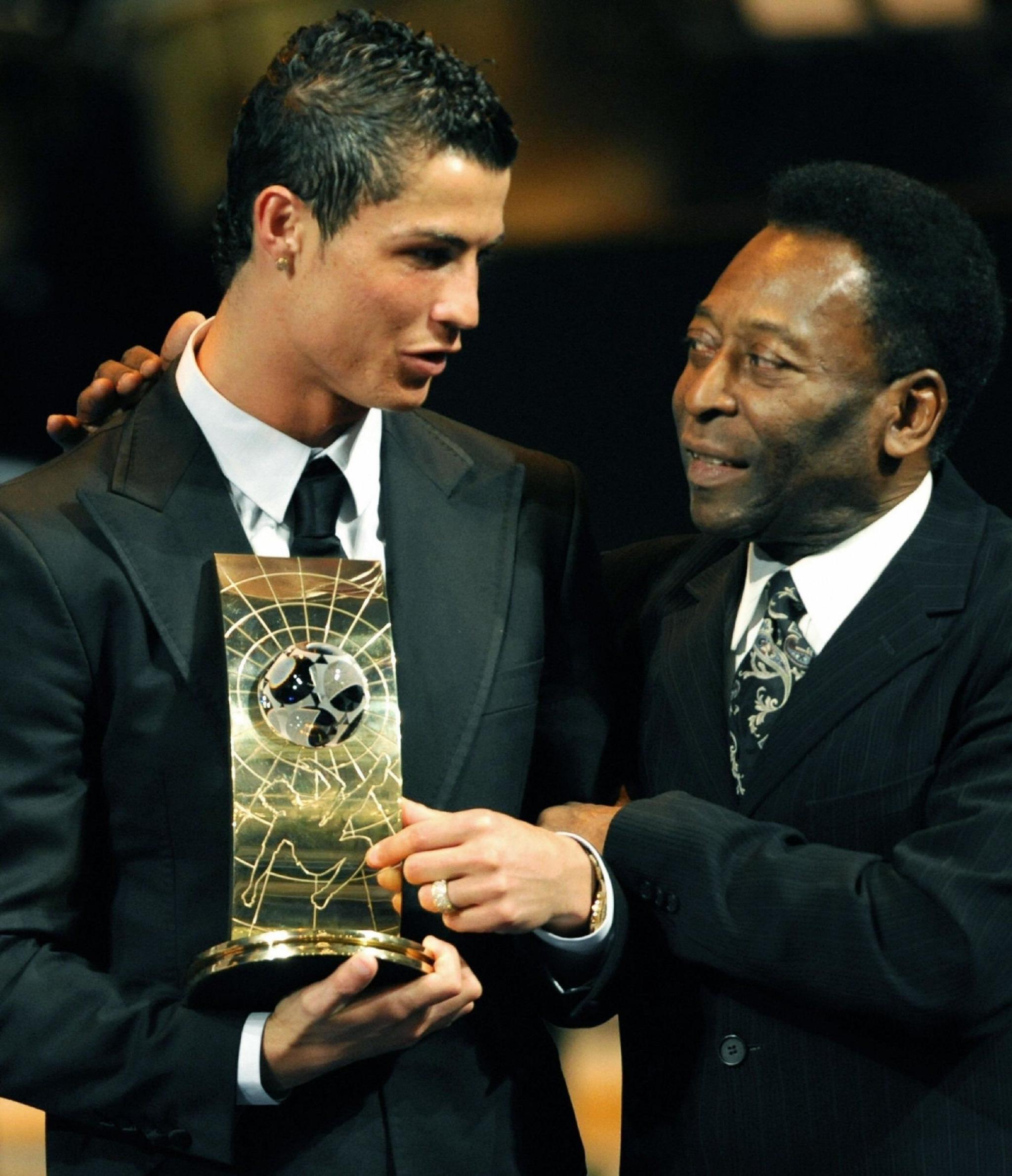 14年前的今天,c罗获得了2008年国际足联世界足球先生奖_高清图集_新浪