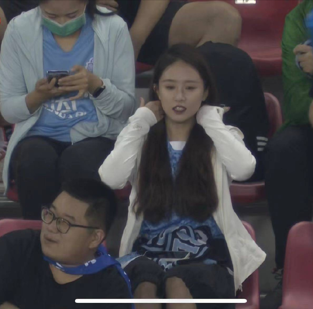 你喜欢哪一个?球迷点赞“导播”,与美女球迷有关,人数真不少休闲区蓝鸢梦想 - Www.slyday.coM 你喜欢哪一个?球迷点赞“导播”,与美女球迷有关,人数真不少休闲区蓝鸢梦想 - Www.slyday.coM