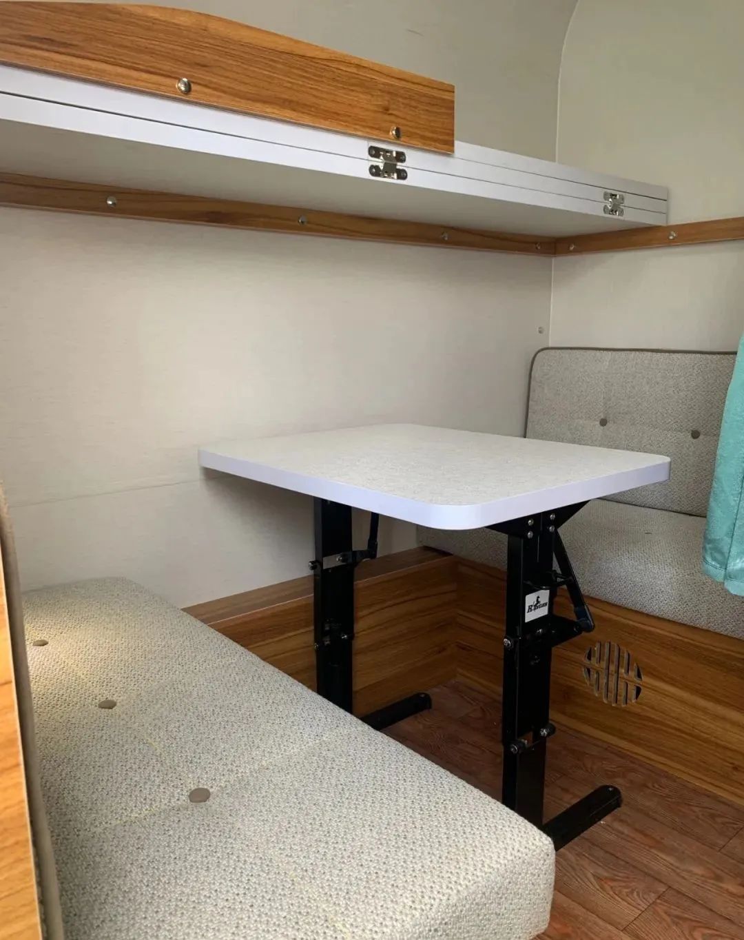 卡座就是床,与背景相融合,让人感觉很舒服,简约又唯美的风格,让这个