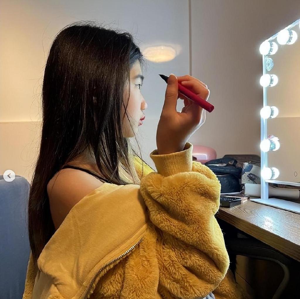 曹格老婆晒女儿庆生照,12岁Grace变化大,秀发披肩越来越漂亮休闲区蓝鸢梦想 - Www.slyday.coM 曹格老婆晒女儿庆生照,12岁Grace变化大,秀发披肩越来越漂亮休闲区蓝鸢梦想 - Www.slyday.coM