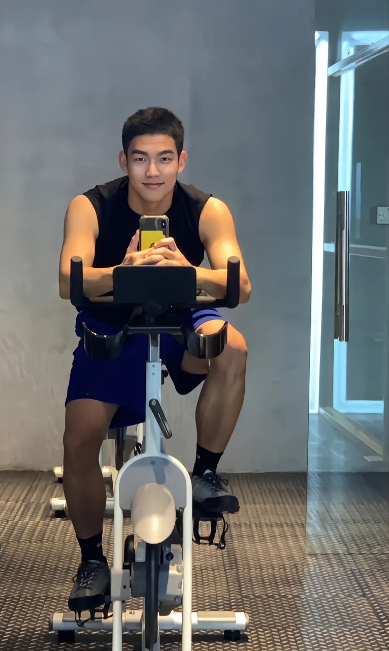 单眼皮寸头帅哥九连拍