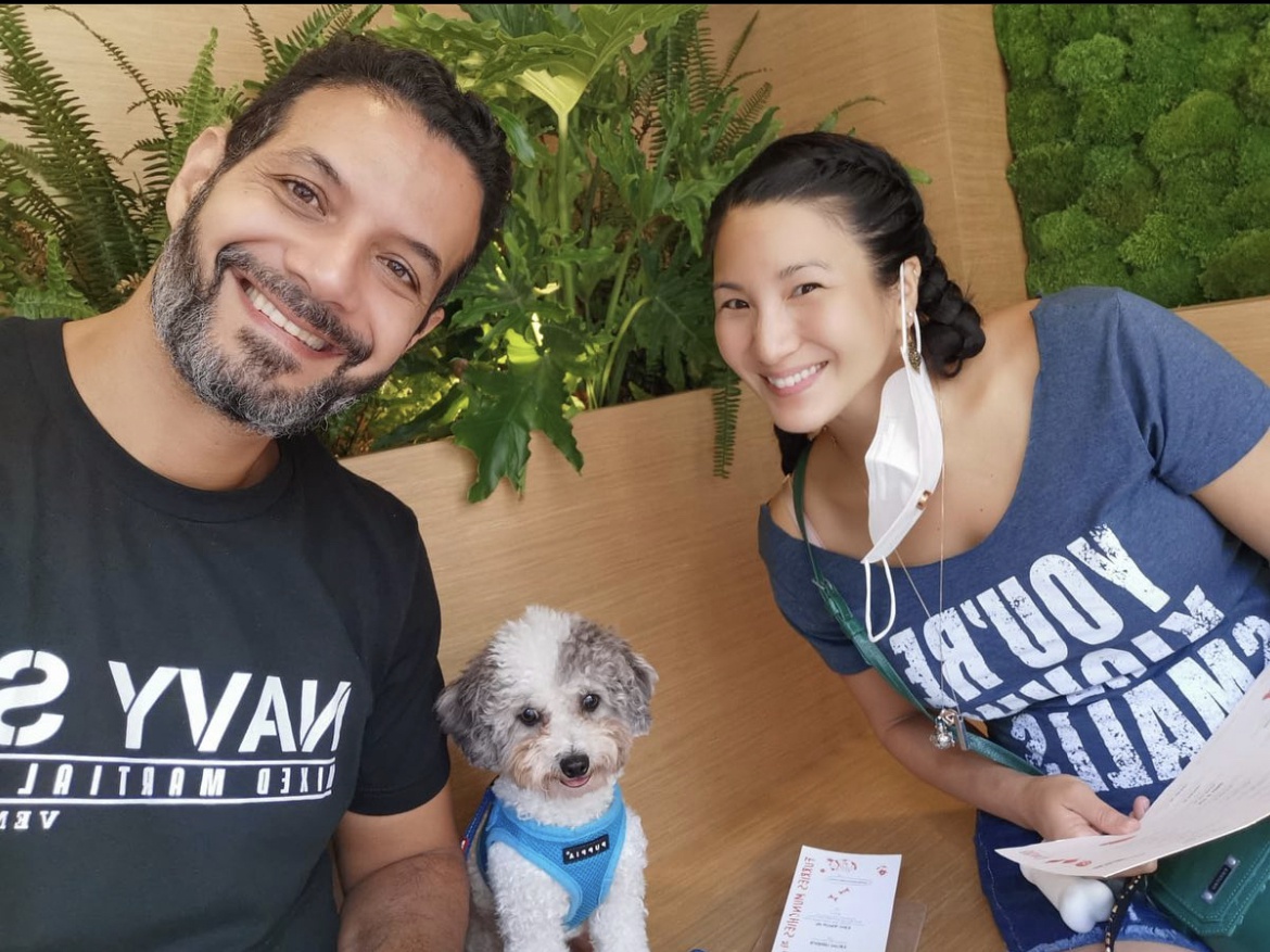 郑佩佩女儿无惧高龄怀孕挺大肚子做高难度瑜伽轻松倒立一字马