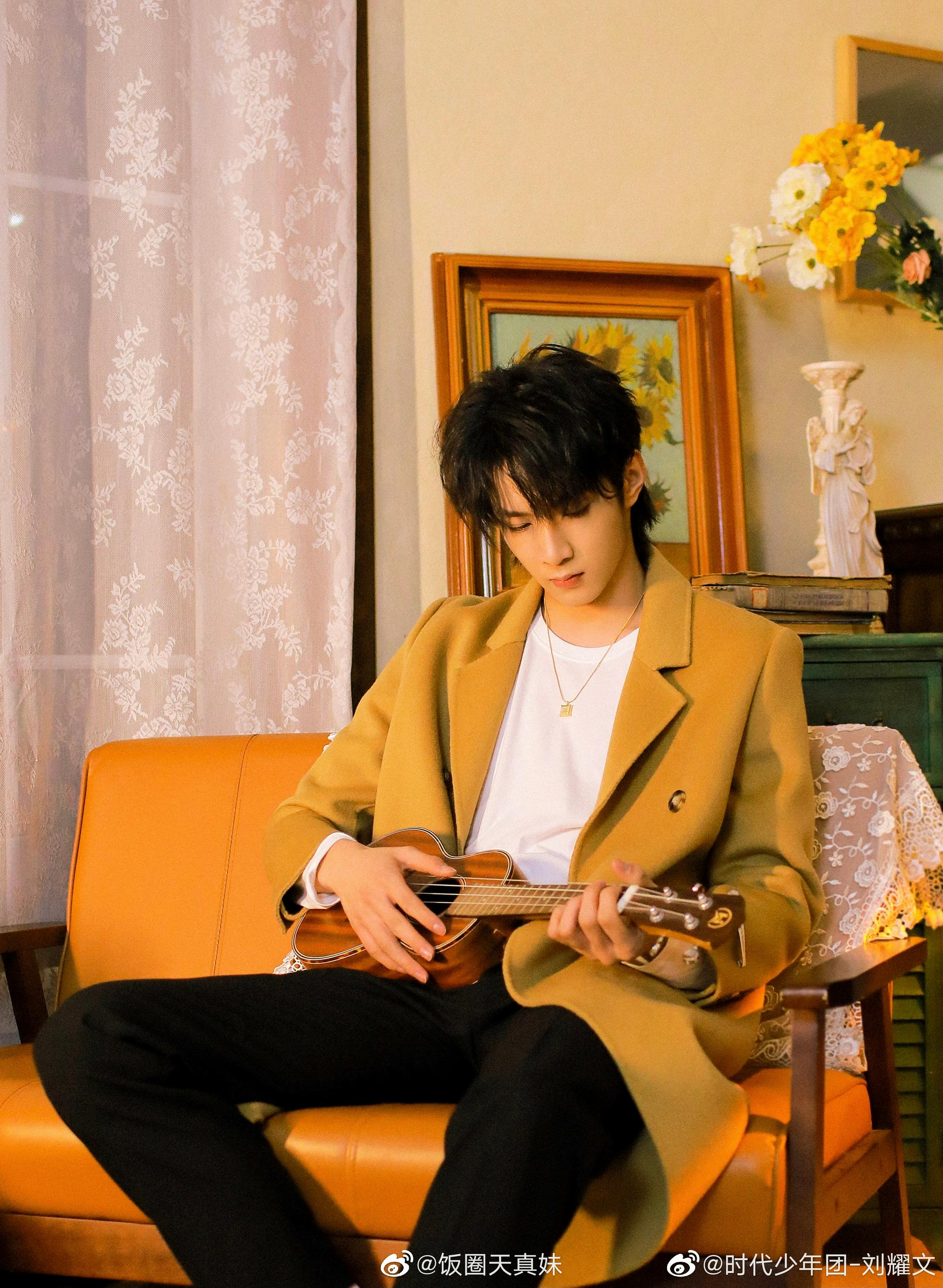 刘耀文冬日暖黄色调居家大片,弹着尤克里里拿着花好温暖