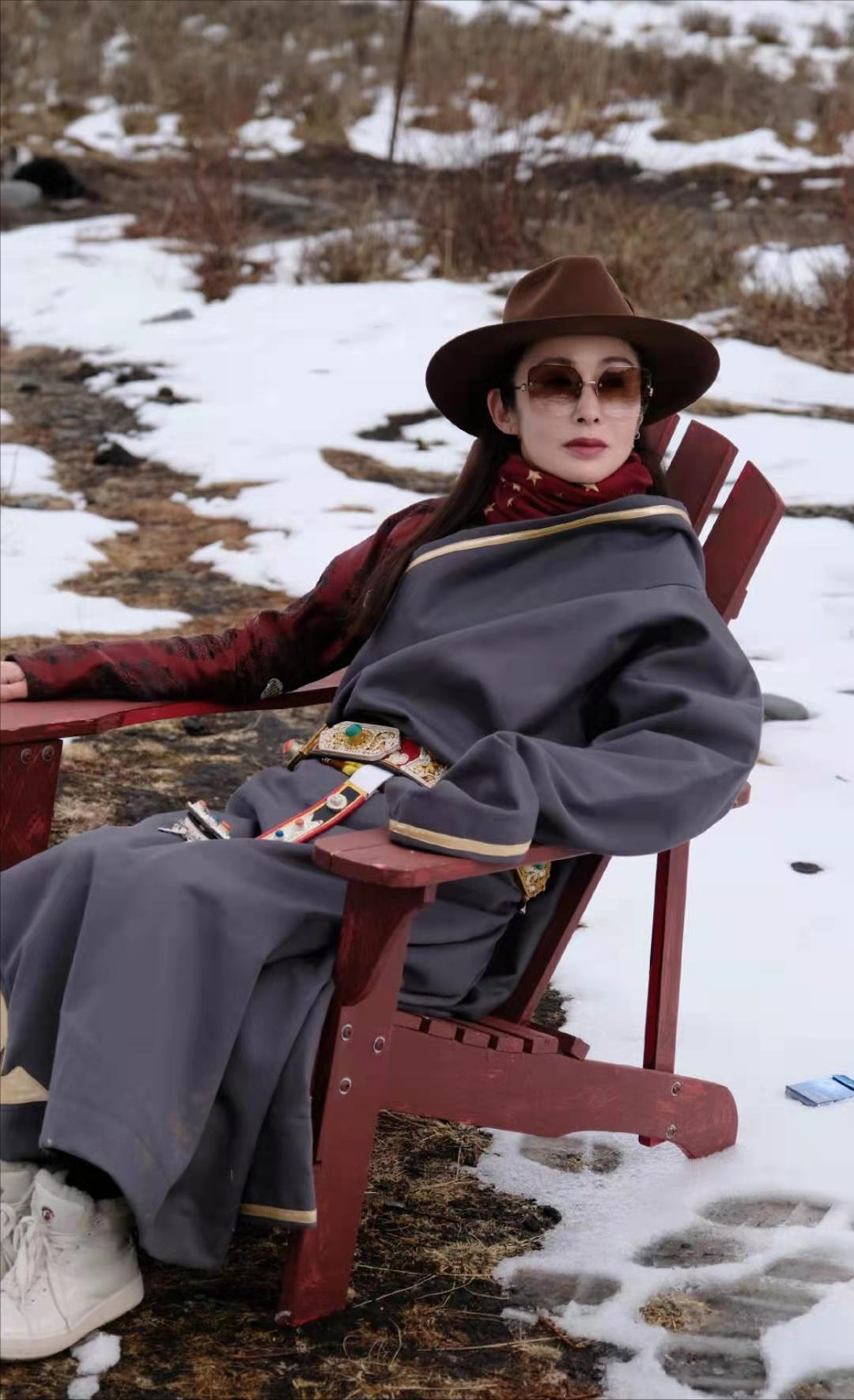 照片中,张敏身穿暗红色刺绣衬衣,外搭灰色宽松长袍,腰前系着金银装饰